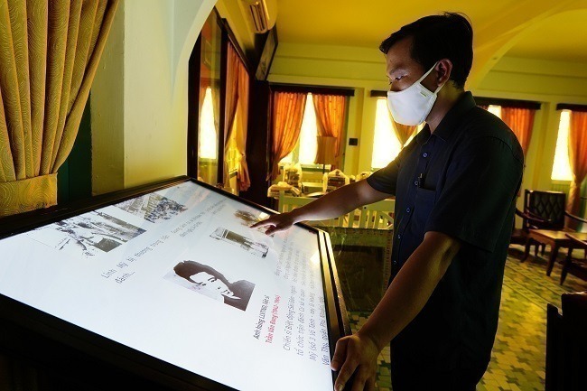 Màn hình cảm ứng dành cho kiosk đặt hàng và những điều bạn cần biết