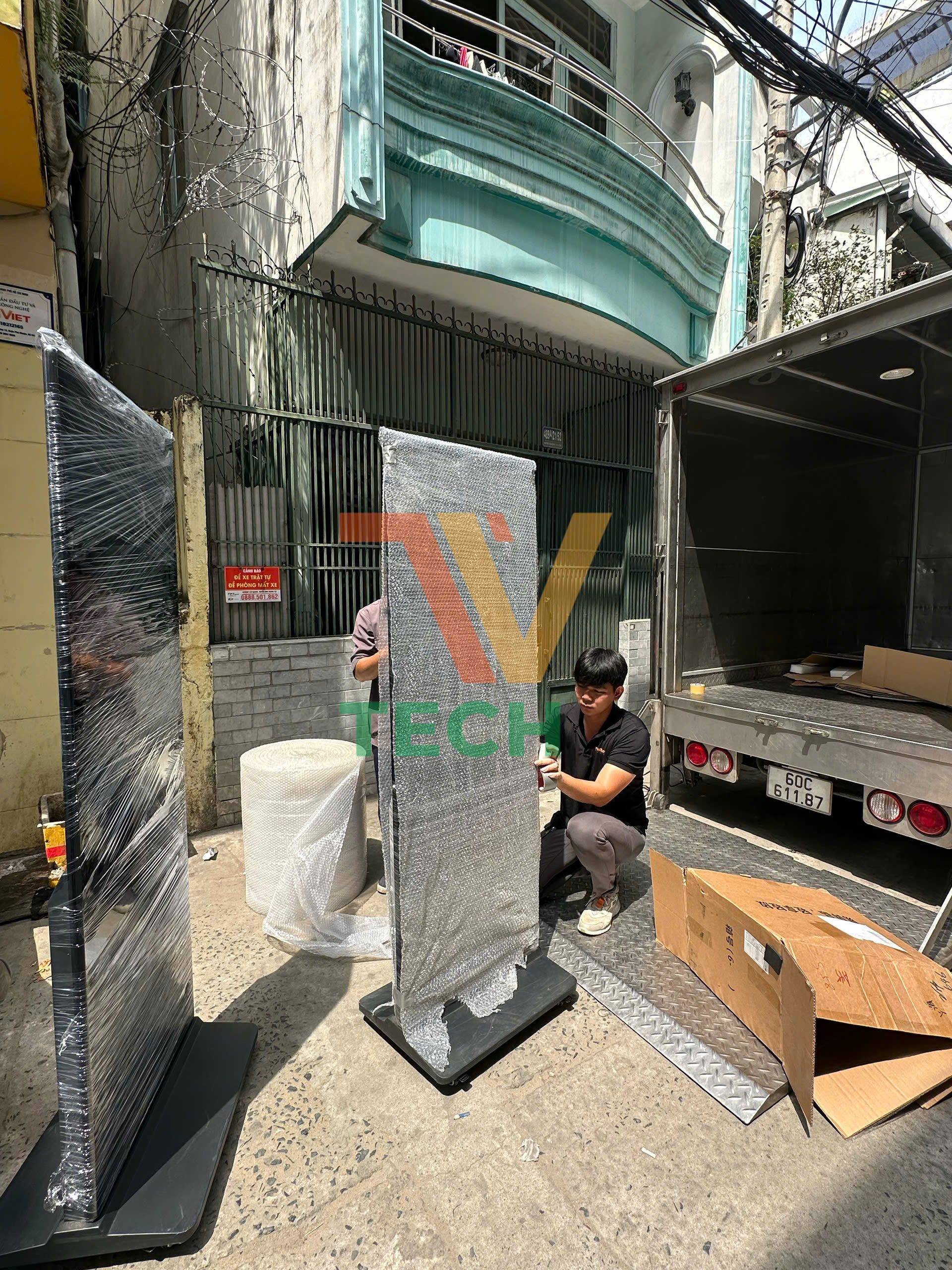 Màn Hình Quảng Cáo Chân Đứng – Xuất Kho Liên Tục, Đáp Ứng Nhanh Nhu Cầu Doanh Nghiệp Hiện Đại