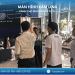 MÀN HÌNH CẢM ỨNG CHÂN ĐỨNG TV TECH – GIẢI PHÁP HIỆN ĐẠI CHO SHOWROOM Ô TÔ CHUYÊN NGHIỆP