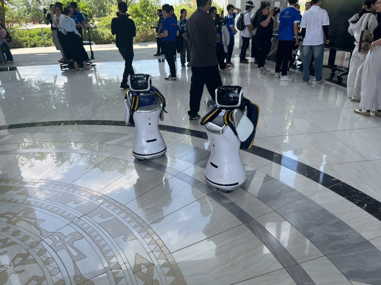 Robot Sanbot là gì? Khám phá chức năng và lợi ích của robot tại sự kiện