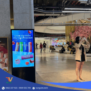 Màn Hình Chân Đứng Tại Trung Tâm Thương Mại – Giải Pháp Thu Hút Khách Hàng Ngay Từ Ánh Nhìn Đầu Tiên