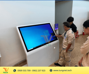Màn hình cảm ứng cong chân đứng