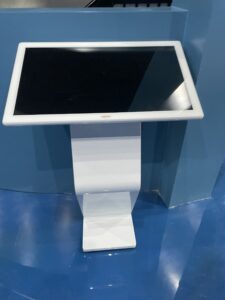 Kiosk cảm ứng chân quỳ - Giải pháp tra cứu thông tin hiện đại, trực quan cho Doanh nghiệp Kiosk chân quỳ
