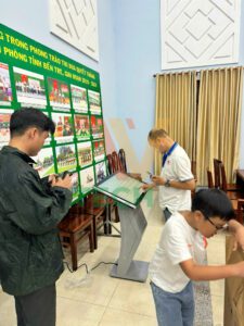 Kiosk cảm ứng chân quỳ - Giải pháp tra cứu thông tin hiện đại, trực quan cho Doanh nghiệp Kiosk chân quỳ
